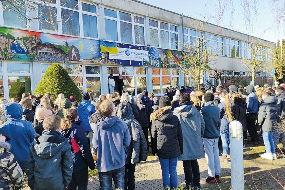 Spontan hatten sich die Schüler der GGS-Strand Europaschule in Timmendorfer Strand vor dem Schulgebäude versammelt.