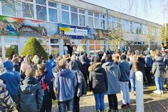 Spontan hatten sich die Schüler der GGS-Strand Europaschule in Timmendorfer Strand vor dem Schulgebäude versammelt.