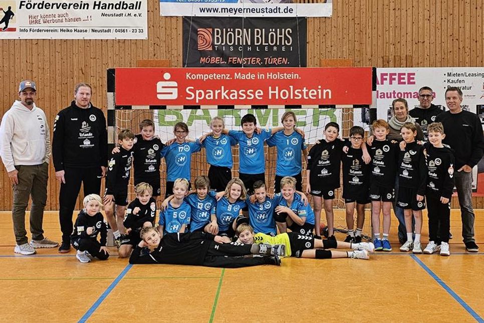 Die männliche E-Jugend der HSG Ostsee in ihren neuen Trikots mit ihren Sponsoren.