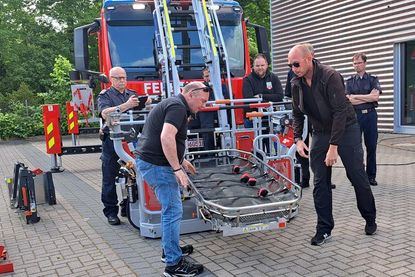 Preetzer Feuerwehrmänner, Kommunalpolitiker und der Bürgermeister nahmen an dem Vorführtermin am Gerätehaus teil.