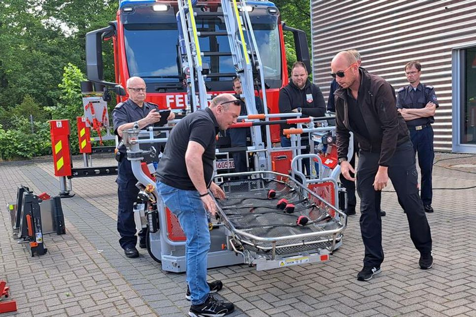Preetzer Feuerwehrmänner, Kommunalpolitiker und der Bürgermeister nahmen an dem Vorführtermin am Gerätehaus teil.
