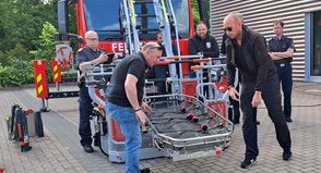 Preetzer Feuerwehrmänner, Kommunalpolitiker und der Bürgermeister nahmen an dem Vorführtermin am Gerätehaus teil.