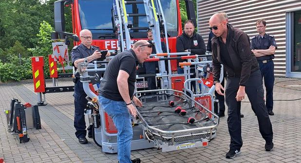 Preetzer Feuerwehrmänner, Kommunalpolitiker und der Bürgermeister nahmen an dem Vorführtermin am Gerätehaus teil.