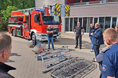 Preetzer Feuerwehrmänner, Kommunalpolitiker und der Bürgermeister nahmen an dem Vorführtermin am Gerätehaus teil.