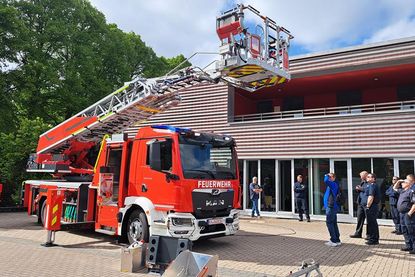 Preetzer Feuerwehrmänner, Kommunalpolitiker und der Bürgermeister nahmen an dem Vorführtermin am Gerätehaus teil.
