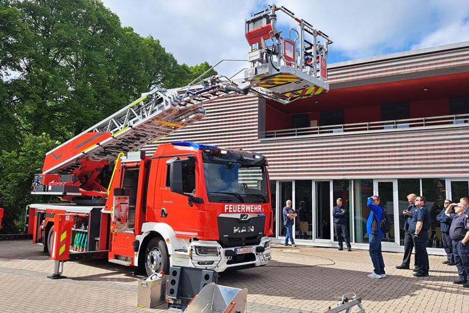 Preetzer Feuerwehrmänner, Kommunalpolitiker und der Bürgermeister nahmen an dem Vorführtermin am Gerätehaus teil.