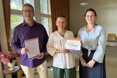 Freuen sich über die Auszeichnung zur ÖkoFairen Gemeinde: Pastor Jörg Reimann, die pädagogische Leiterin des Naturerlebnisraums Pfarrhof Schönwalde Claudia Hofer (Mi.) und Elena Stern, Umwelt- und Klimaschutzmanagerin des Kirchenkreises Ostholstein.