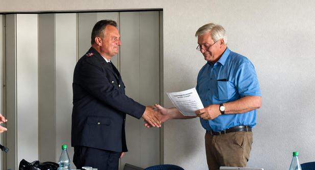 Oliver Woldt wird von Bürgermeister Carsten Bruhn (re.) zum neuen Ortswehrführer vereidigt.