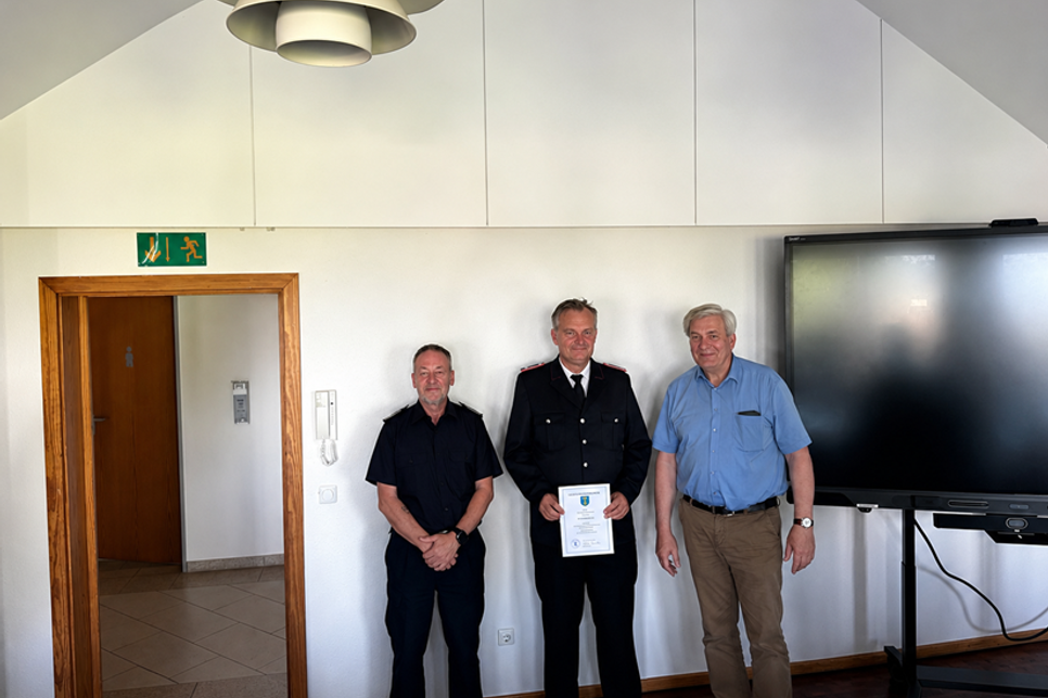 Bürgermeister Carsten Bruhn mit dem neu gewählten Ortswehrführer Oliver Woldt und Gruppenführer Stefan Machlitt (v. re.).