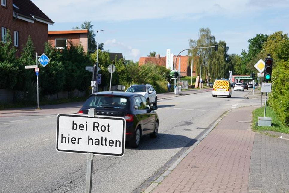 Inzwischen ist das Problem behoben und der Verkehr fließt wieder normal.