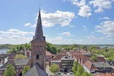 Die Stadt Plön informiert am Dienstag, 17. Juni, über die Ergebnisse und anvisierten Schritte, um für die Stadt durch CO2 Einsparung Klimaneutralität zu erreichen (Plöner Marktplatz, Blickrichtung Westen).