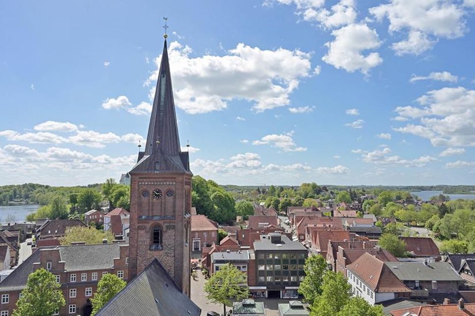 Die Stadt Plön informiert am Dienstag, 17. Juni, über die Ergebnisse und anvisierten Schritte, um für die Stadt durch CO2 Einsparung Klimaneutralität zu erreichen (Plöner Marktplatz, Blickrichtung Westen).
