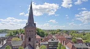 Die Stadt Plön informiert am Dienstag, 17. Juni, über die Ergebnisse und anvisierten Schritte, um für die Stadt durch CO2 Einsparung Klimaneutralität zu erreichen (Plöner Marktplatz, Blickrichtung Westen).