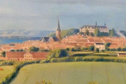 Dunkle Rauchschwaden über den Dachfirsten und qualmende Schornsteine zeugen von der Begeisterung für die Industrialisierung und von ihrer Kehrseite, der Geschichte des Klimawandels. Ausschnitt einer großformatigen Ansicht Plöns, etwa Ende des 19. Jahrhunderts von dem gebürtigen Preetzer Christian Sass in Öl auf Blech gemalt.