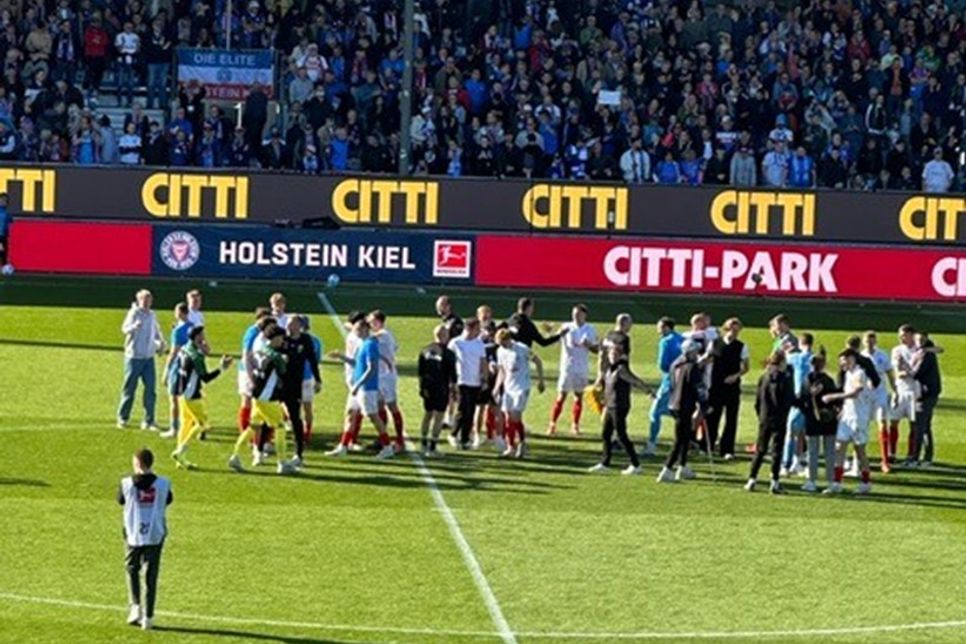 …und nach dem Spiel auf der Jubelrunde.