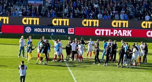 …und nach dem Spiel auf der Jubelrunde.