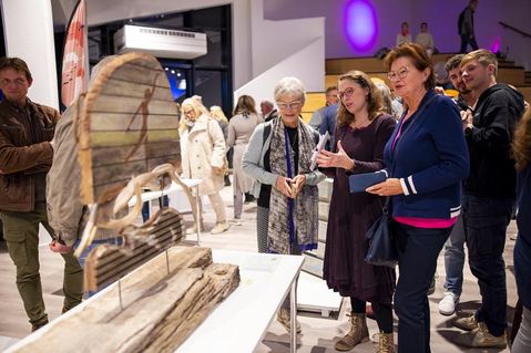 Bei der Vernissage präsentieren die Künstlerinnen und Künstler ihre Exponate. (Foto:www.luebecker-bucht-otsee.de)