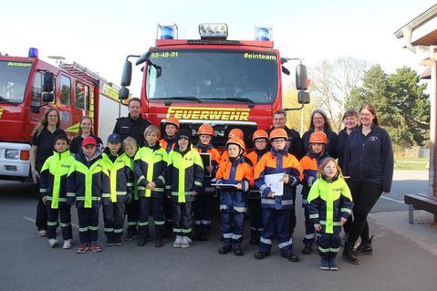 Die Mitglieder der Kinderfeuerwehr und die übergetretenen Löschlöwen mit Ortswehrführer Jacob Revenstorf, Jugendwart Kai Gnepper und der Leitung der Löschlöwen Silke Marks und Johanna Schneekloth nebst Betreuerteam.