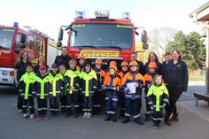 Die Mitglieder der Kinderfeuerwehr und die übergetretenen Löschlöwen mit Ortswehrführer Jacob Revenstorf, Jugendwart Kai Gnepper und der Leitung der Löschlöwen Silke Marks und Johanna Schneekloth nebst Betreuerteam.