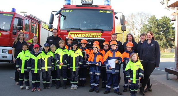 Die Mitglieder der Kinderfeuerwehr und die übergetretenen Löschlöwen mit Ortswehrführer Jacob Revenstorf, Jugendwart Kai Gnepper und der Leitung der Löschlöwen Silke Marks und Johanna Schneekloth nebst Betreuerteam.