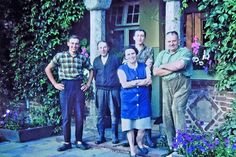 Die Familie Maurischat in den Sechziger Jahren, ein herzliches Empfangskomitee für ihre Feriengäste vor dem alten Hofgebäude (1981 abgebrannt). Vor dem Hauseingang (v. l.): Werner Maurischat und „Onkel Karl“, der auf dem Hof lebte, Ehepaar Minna und Willi Maurischat sowie (hinter seiner Mutter) Sohn Fritz Maurischat und Bruder Werners.