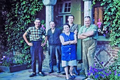 Die Familie Maurischat in den Sechziger Jahren, ein herzliches Empfangskomitee für ihre Feriengäste vor dem alten Hofgebäude (1981 abgebrannt). Vor dem Hauseingang (v. l.): Werner Maurischat und „Onkel Karl“, der auf dem Hof lebte, Ehepaar Minna und Willi Maurischat sowie (hinter seiner Mutter) Sohn Fritz Maurischat und Bruder Werners.