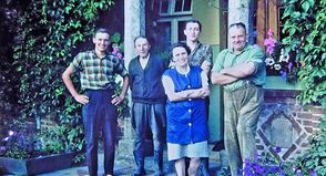 Die Familie Maurischat in den Sechziger Jahren, ein herzliches Empfangskomitee für ihre Feriengäste vor dem alten Hofgebäude (1981 abgebrannt). Vor dem Hauseingang (v. l.): Werner Maurischat und „Onkel Karl“, der auf dem Hof lebte, Ehepaar Minna und Willi Maurischat sowie (hinter seiner Mutter) Sohn Fritz Maurischat und Bruder Werners.