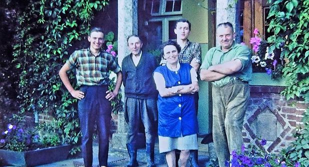 Die Familie Maurischat in den Sechziger Jahren, ein herzliches Empfangskomitee für ihre Feriengäste vor dem alten Hofgebäude (1981 abgebrannt). Vor dem Hauseingang (v. l.): Werner Maurischat und „Onkel Karl“, der auf dem Hof lebte, Ehepaar Minna und Willi Maurischat sowie (hinter seiner Mutter) Sohn Fritz Maurischat und Bruder Werners.