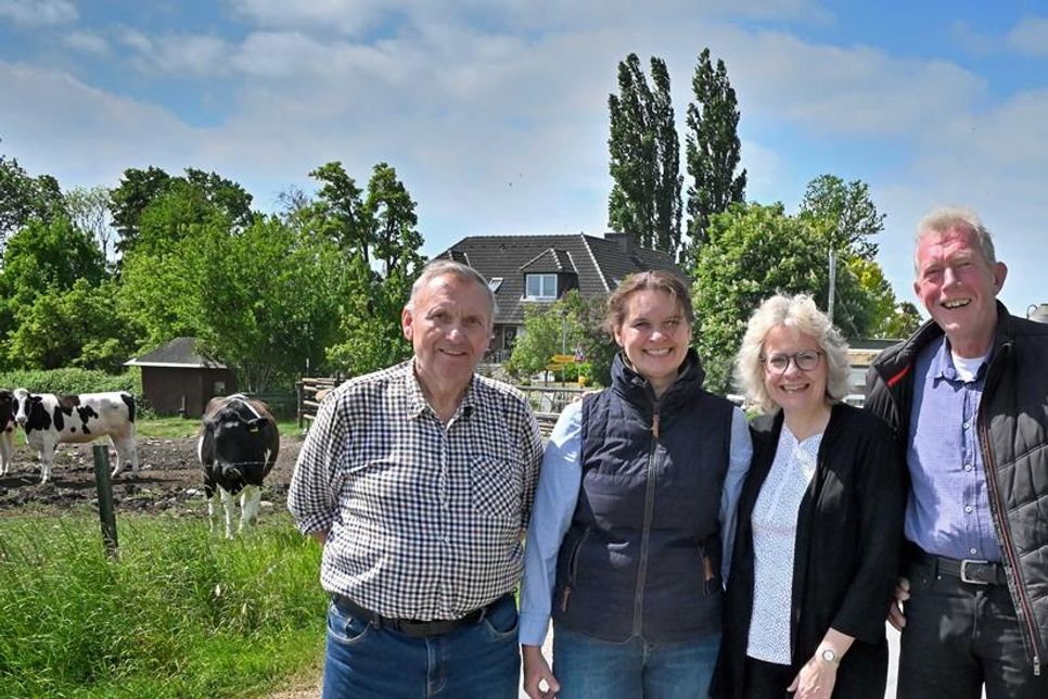 Der Karper Hof ist für Sabine Bauer seit sechzig Jahren ihr Urlaubsziel. Auf ein Wiedersehen freuten sich mit der Urlauberin ganz besonders Werner Maurischat, seine Tochter und Landwirtin Martina Hoeft (v. l.) und Bürgermeister Henning Jalas (r.).