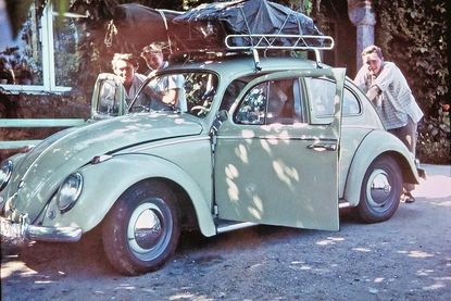 Er war der treue Begleiter, der die fünfköpfige Familie samt Gepäck in den Sechzigerjahren zuverlässig mit krächzendem Sound gen Norden schnurrend nach Karpe ans Ziel brachte: Ein VW Käfer mit Dachgepäckträger.