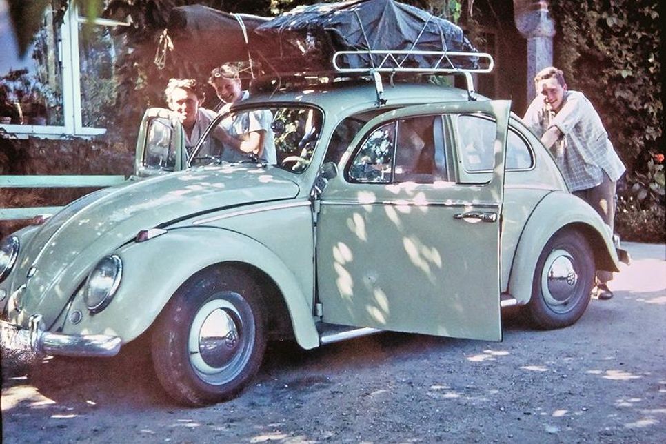 Er war der treue Begleiter, der die fünfköpfige Familie samt Gepäck in den Sechzigerjahren zuverlässig mit krächzendem Sound gen Norden schnurrend nach Karpe ans Ziel brachte: Ein VW Käfer mit Dachgepäckträger.