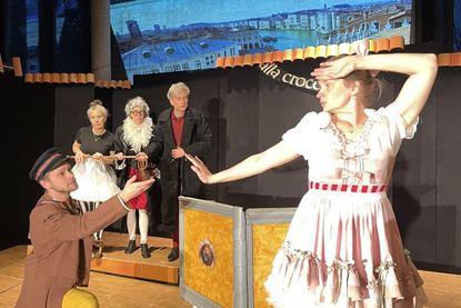 Die Intrigen wirken: Clarice (Antje Ott, r.) verschmäht Silvio (Tim Jürgensen, l.) während Clarices Dienerin Smeraldina (Stefanie Sorge, 1.v.l), Dottoressa Lombardi (Inken Storm, m.) und Kaufmann Pantalone (Martin Lucht) fassungslos zuschauen.