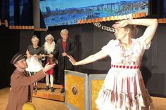 Die Intrigen wirken: Clarice (Antje Ott, r.) verschmäht Silvio (Tim Jürgensen, l.) während Clarices Dienerin Smeraldina (Stefanie Sorge, 1.v.l), Dottoressa Lombardi (Inken Storm, m.) und Kaufmann Pantalone (Martin Lucht) fassungslos zuschauen.