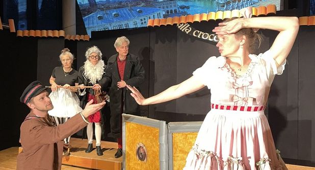 Die Intrigen wirken: Clarice (Antje Ott, r.) verschmäht Silvio (Tim Jürgensen, l.) während Clarices Dienerin Smeraldina (Stefanie Sorge, 1.v.l), Dottoressa Lombardi (Inken Storm, m.) und Kaufmann Pantalone (Martin Lucht) fassungslos zuschauen.