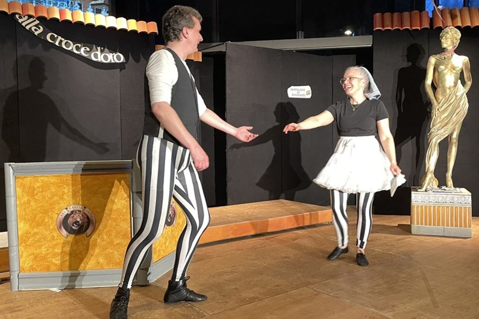 Diener Truffaldino (Torben Sachert) treibt ein gefährliches Doppelspiel. Nebenbei findet er immer mehr Gefallen an Dienerin Smeraldina (Stefanie Sorge).