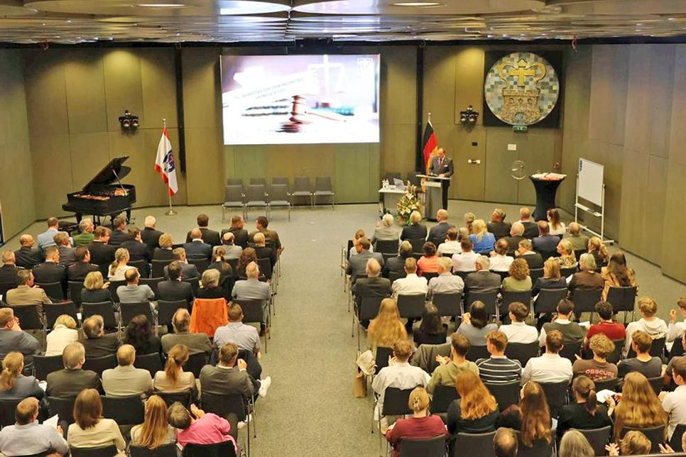 Begrüßung der Gäste durch Landrat Timo Gaarz.