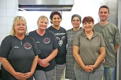 Das Küchenteam der Mensa mit ihrem Küchenchef Benjamin Simmich (rechts).