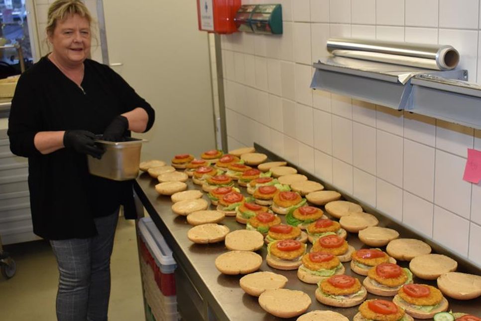 Heike Lohmar vom Küchenteam bereitet Burger vor, welche es auch vegan gibt. Die Burger sind der Verkaufsschlager der Mensa. Bis zu 80 Burger werden täglich verzehrt.