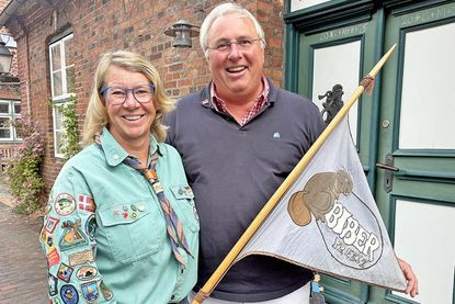Claudia und Lars Kroglowski haben die Pfadfinderarbeit in Preetz etabliert. Der „Biber“-Wimpel begleitet den Stamm bereits seit Tag eins im Jahr 2000.