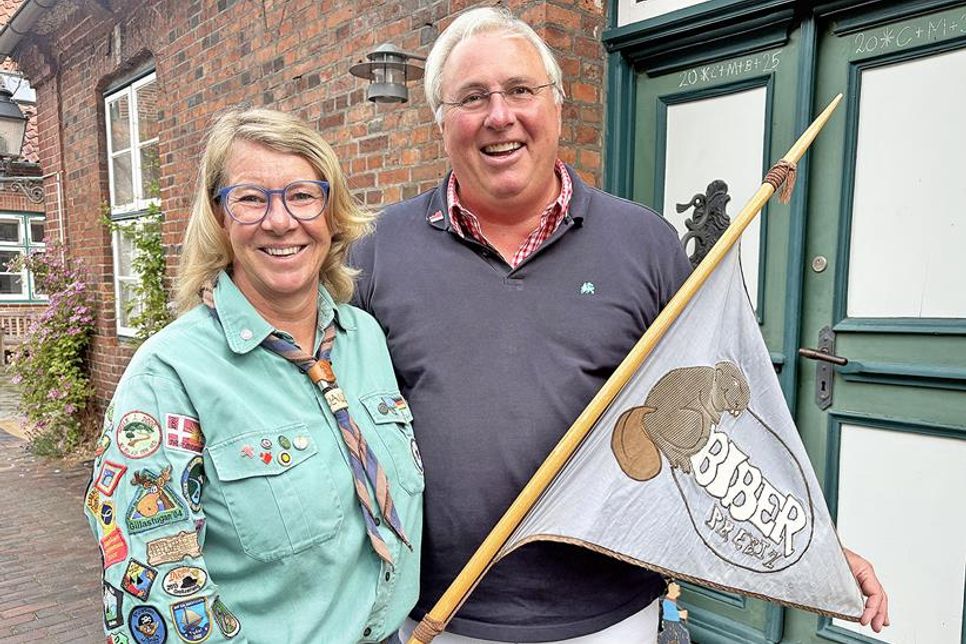 Claudia und Lars Kroglowski haben die Pfadfinderarbeit in Preetz etabliert. Der „Biber“-Wimpel begleitet den Stamm bereits seit Tag eins im Jahr 2000.