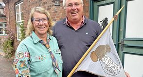 Claudia und Lars Kroglowski haben die Pfadfinderarbeit in Preetz etabliert. Der „Biber“-Wimpel begleitet den Stamm bereits seit Tag eins im Jahr 2000.