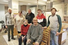 (v.li.): Erich Witteborn, Anika Kühl, Lars Kröger, Julian Baumann, Thomas Schult (hinten), Klaus Rothbart, Margot Zahn und Matthias Radach (vorne) bei der Übergabe der Bank