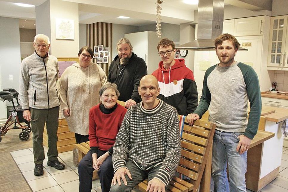 (v.li.): Erich Witteborn, Anika Kühl, Lars Kröger, Julian Baumann, Thomas Schult (hinten), Klaus Rothbart, Margot Zahn und Matthias Radach (vorne) bei der Übergabe der Bank