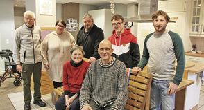 (v.li.): Erich Witteborn, Anika Kühl, Lars Kröger, Julian Baumann, Thomas Schult (hinten), Klaus Rothbart, Margot Zahn und Matthias Radach (vorne) bei der Übergabe der Bank