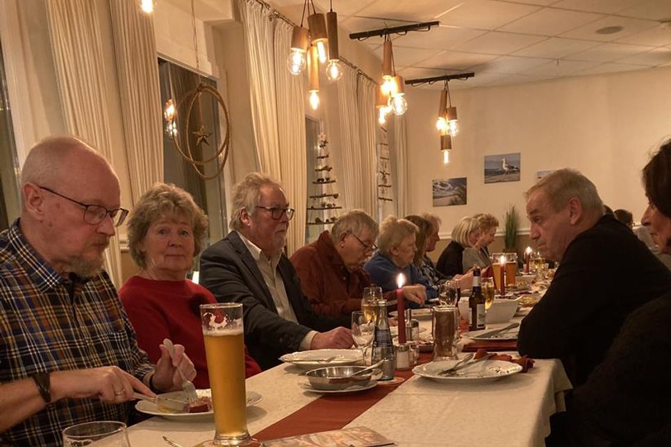 Lensahn. Der SoVD, Ortsverband Lensahn, feierte mit über 60 Personen im Restaurant „Zur Düne“ in Lenste eine gelungene Weihnachtsfeier. Bei einem Grünkohlessen in fröhlicher Runde und guter Stimmung verbrachte man den Abend mit netten Gesprächen. (red)