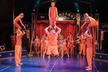 Die Giovannis nehmen die Gäste mit auf eine artistische Achterbahn der Gefühle. (Foto: Peter Siepen/Kinderzirkus Giovanni).