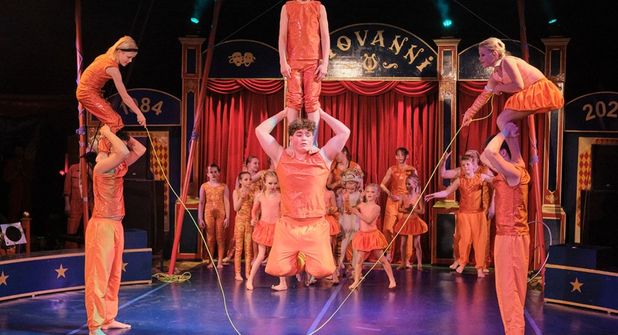 Die Giovannis nehmen die Gäste mit auf eine artistische Achterbahn der Gefühle. (Foto: Peter Siepen/Kinderzirkus Giovanni).