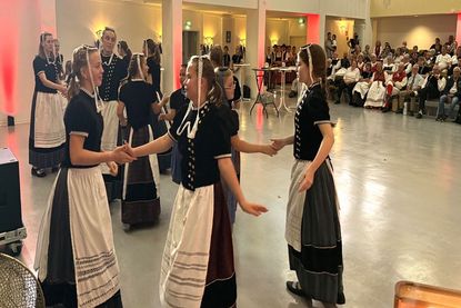 Tradition in Bewegung: Die Tänzerinnen des Mittleren Kreises begeisterten die Gäste mit ihren Tänzen.