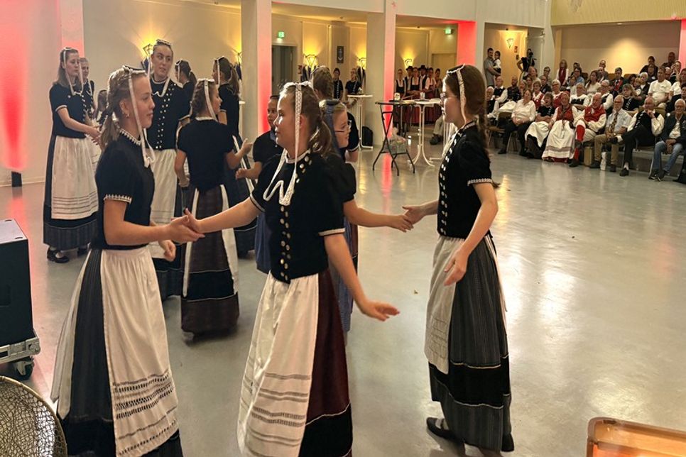 Tradition in Bewegung: Die Tänzerinnen des Mittleren Kreises begeisterten die Gäste mit ihren Tänzen.
