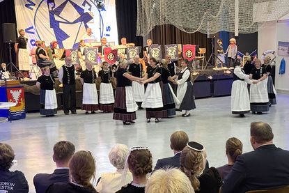 Tanz und Tracht bestimmten das Bild beim Jubiläumsabend in der Jacob-Lienau-Schule.